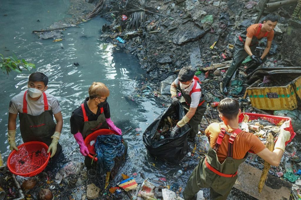Nhóm năm người dọn sạch rác thải, khơi thông kênh rạch tại TP Hồ Chí ...